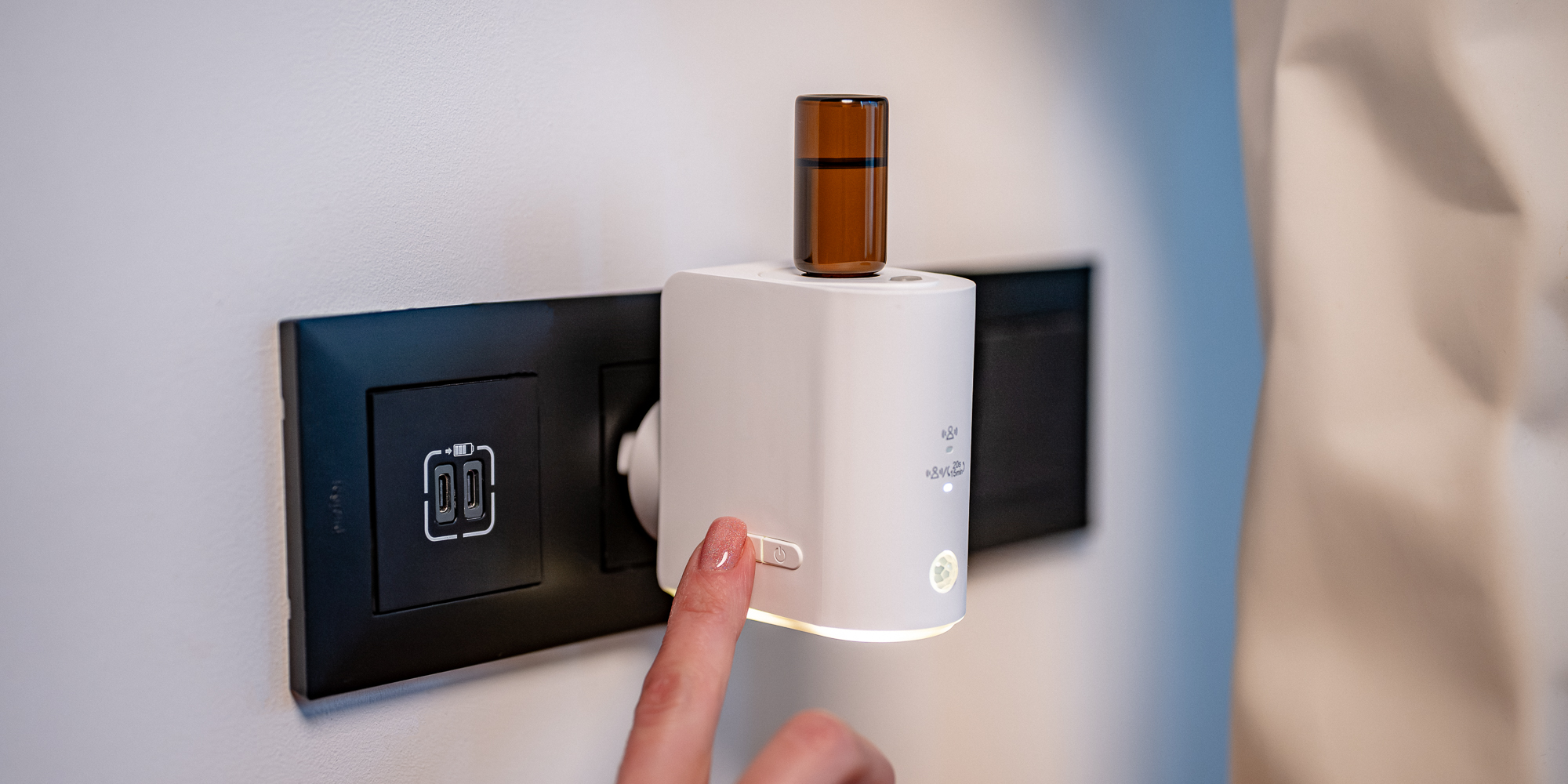 width=100% Dyfuzor olejków, aromatyzer zapachowy z czujnikiem ruchu Humanas Home Spirit - biały